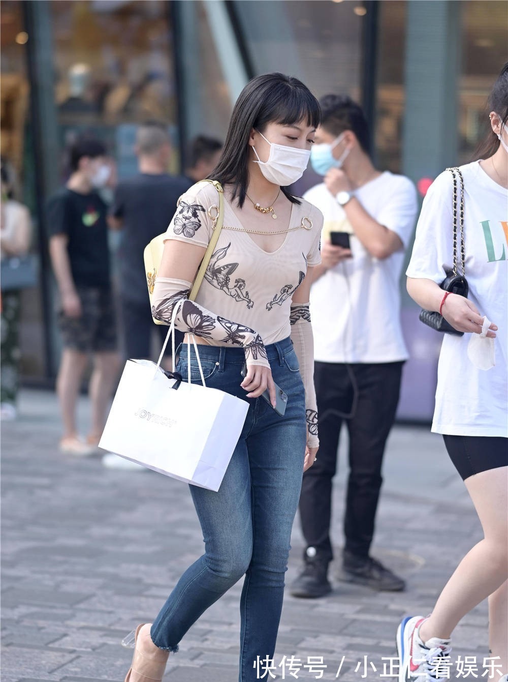 修身半袖 搭配淡色的修身半袖,衣服掖在牛仔裤子里面,烘托身体比例