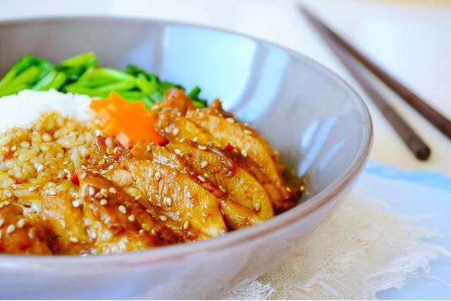 让人无法抗拒的鸡腿饭，香浓入味还嫩滑，大人小孩都爱吃