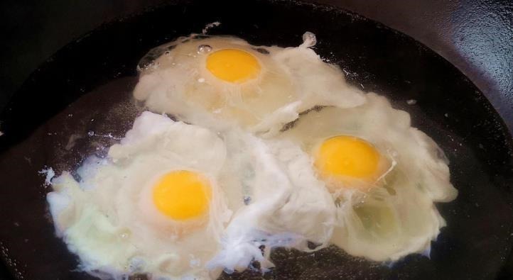 煮荷包蛋时，沸水下锅是错的！掌握“5点技巧”，完整不散不起沫