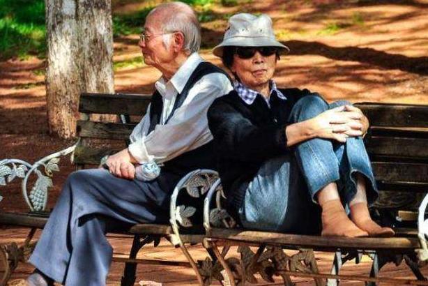 退休|首批“丁克夫妻”双双退休,有钱有闲没有儿孙,日子过得怎么样?