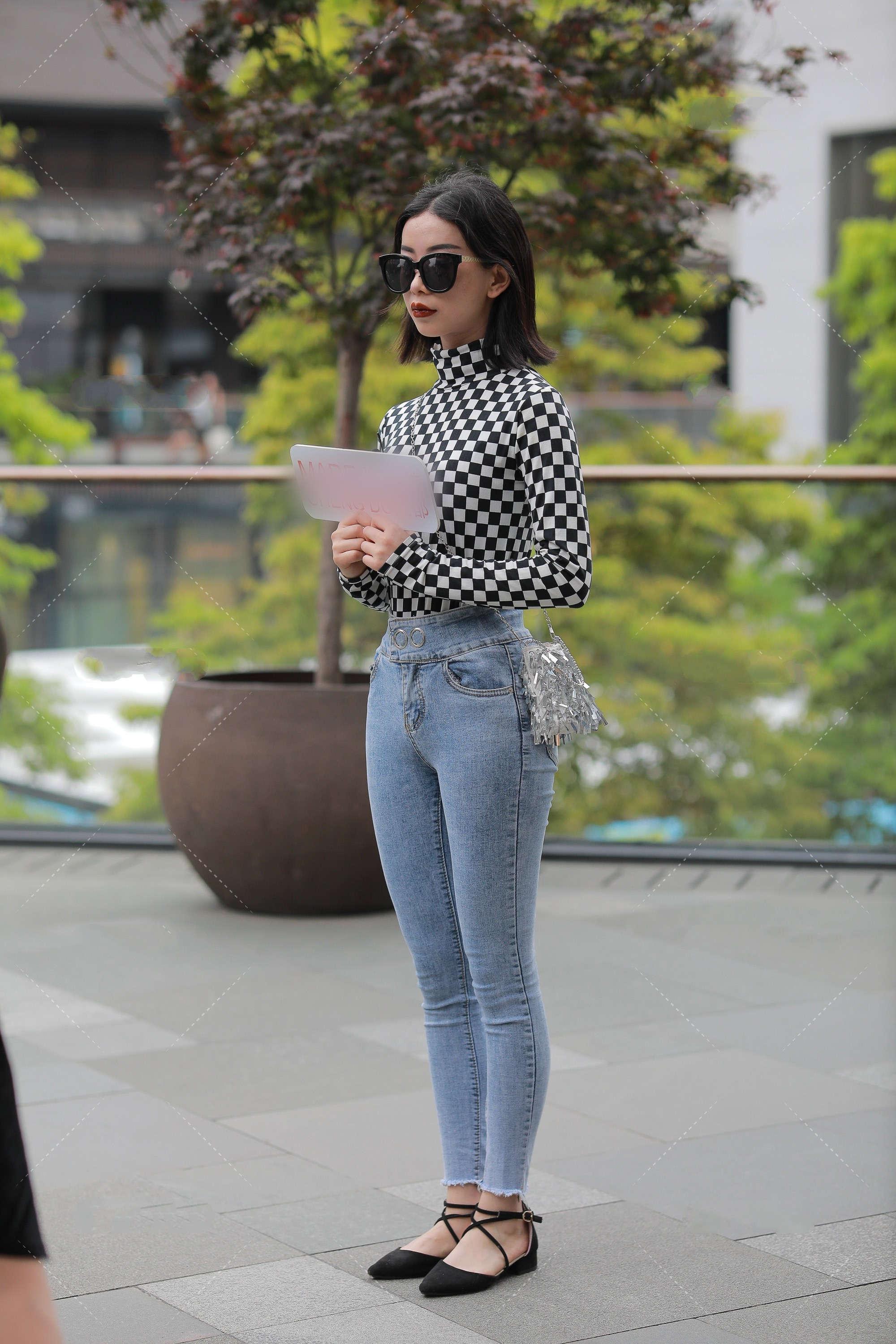 牛仔裤|黑白格上衣搭配浅蓝色牛仔裤, 炫酷清新, 个性时髦