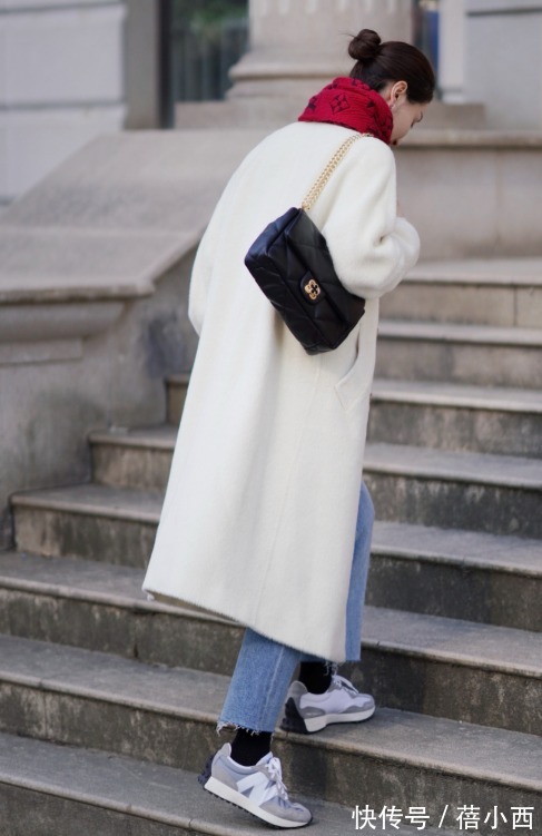 牛仔 阔腿裤out了,今年流行“直筒裤”,搭配短靴、高跟鞋时髦度飙升