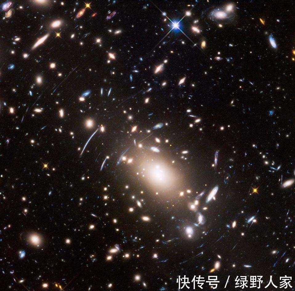 飞行|在宇宙里以一亿倍光速朝着一个方向飞行，会回到原点吗？
