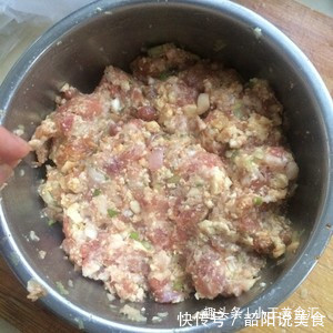 五花肉和蘑菇这样做太香了,不炒不炖,我家一周做5次,好吃解馋