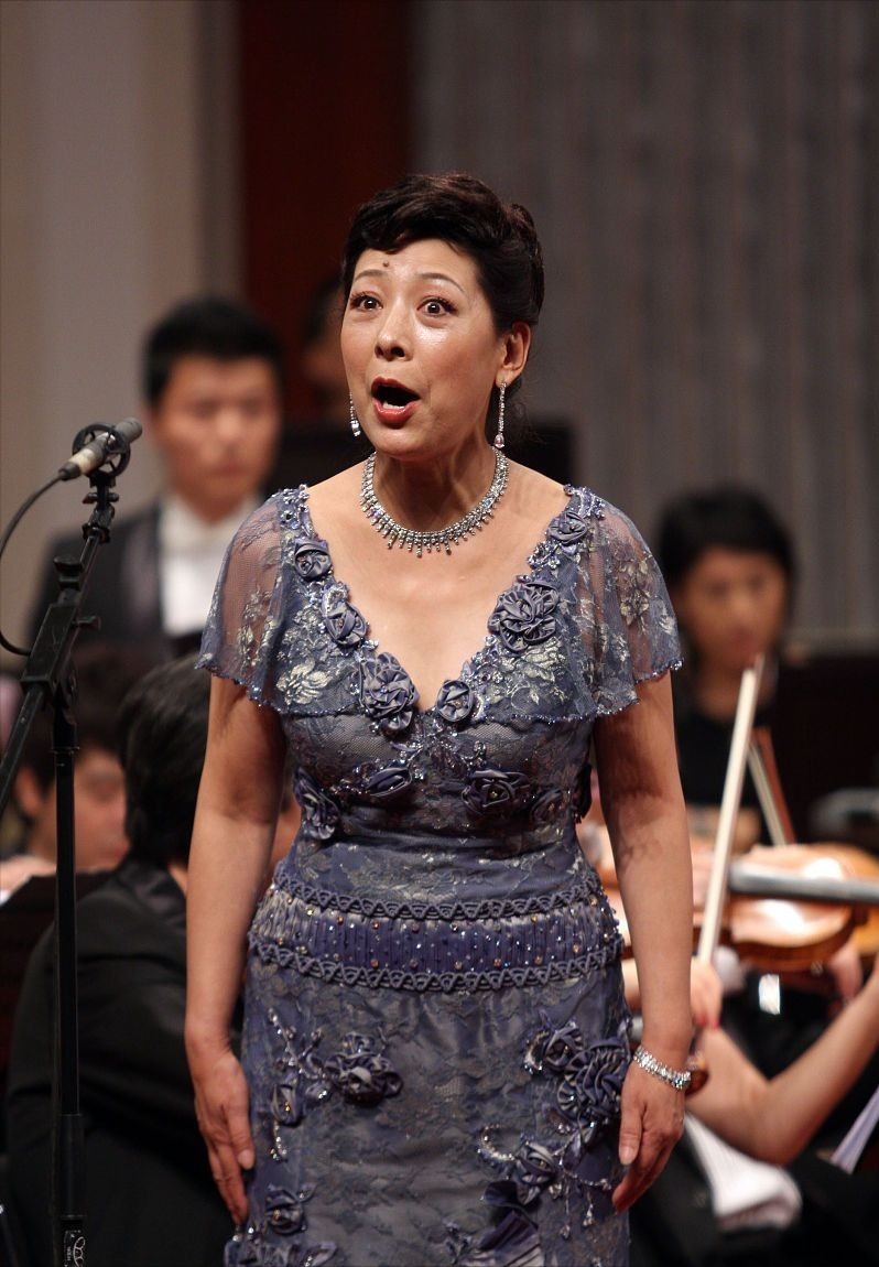 深色 关牧村还是挺不服老的, 这么招摇的裙子, 小姑娘都不一定会穿