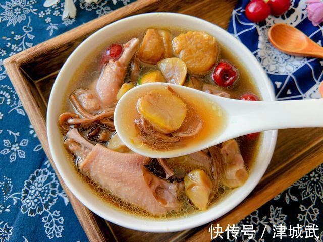 鸡汤|秋季多给家人喝这碗汤，鲜甜美味，营养滋补，越喝越暖！