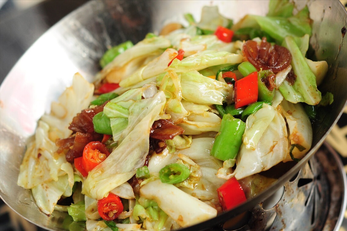 手撕包菜|做手撕包菜,不要直接下锅炒,多加1步骤,又香又脆,吃着真下饭