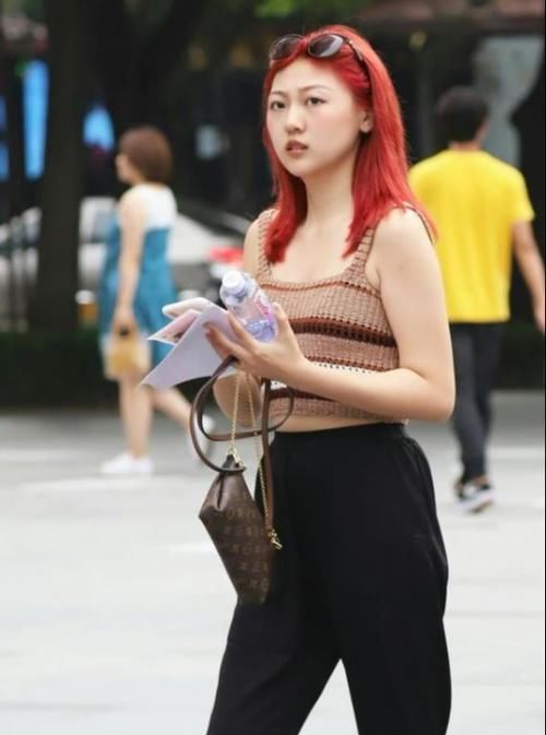 米色|健身的美女,瑜伽裤搭配一件米色卫衣,身材好气质佳 !