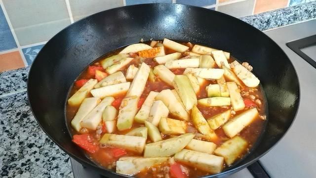西红柿|西红柿茄子焖面,香喷喷的,真是一锅不够吃,隔三差五家人就要吃