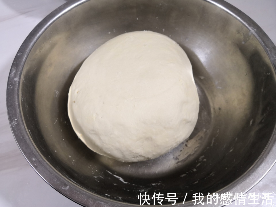 儿子去上班,带走20个萝卜馅大包子,都被同事抢光,纷纷要做法