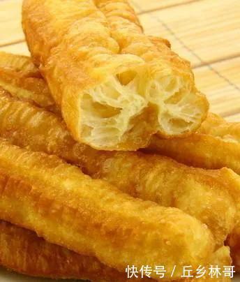 吃了半辈子油条,终于找到最正确的做法,只加一包它,根根都蓬松