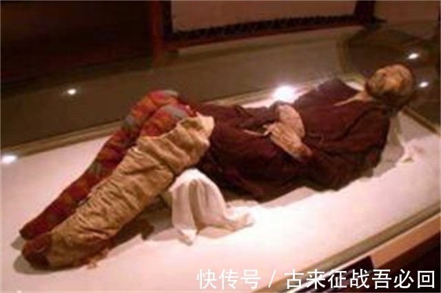 罗布泊|新疆古墓挖出千年干尸,骨骼纹路清晰,嘴唇还涂着2700年前的口红