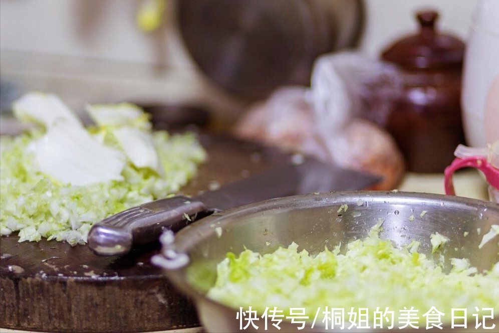 白菜做馅别用盐腌,只需多加一步,馅料不出水,吃着鲜美又多汁