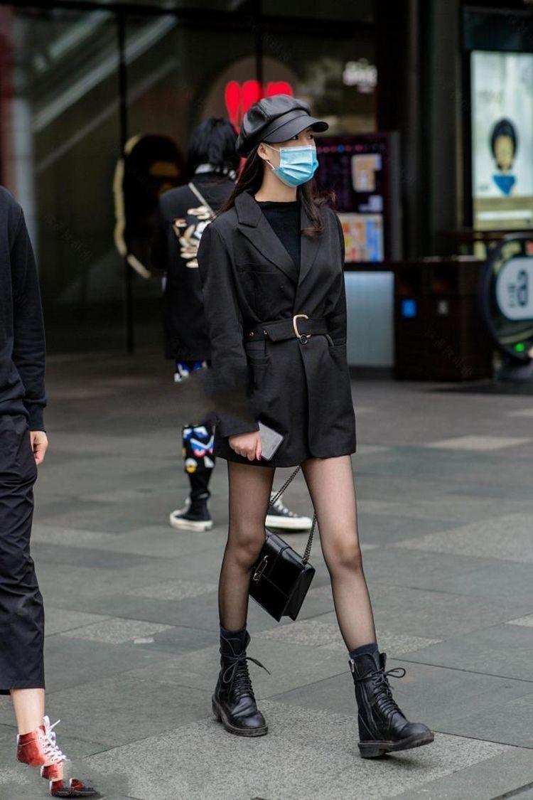 身裙|街拍:美女穿搭粉色裹身裙格外有魅力,搭配短发气质和魅力双赢