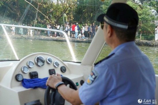 秦文|节日里的坚守：西湖民警“水陆空”立体巡防护平安