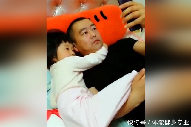 妈妈|爸爸给女儿暖脚,妈妈非要来凑热闹,接下来的一幕让妈妈心凉半截!