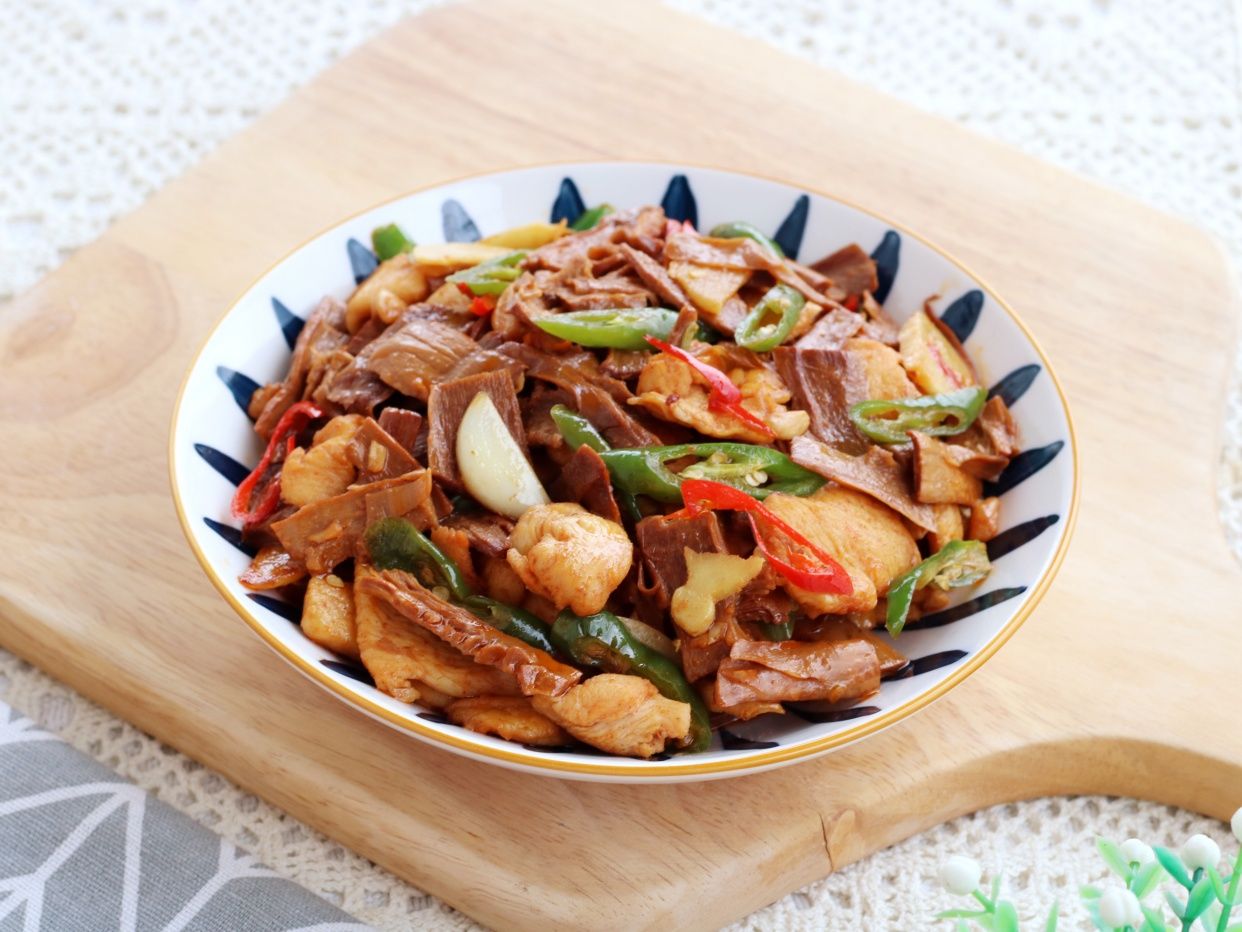 冬天吃山药白菜，都不如多吃它，我家每年囤一箱，炒菜炖肉都好吃