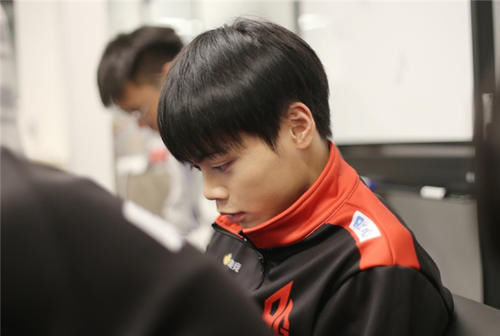 RNGM拍下猫神等三名冠军选手，组成全明星阵容，一位置成漏洞