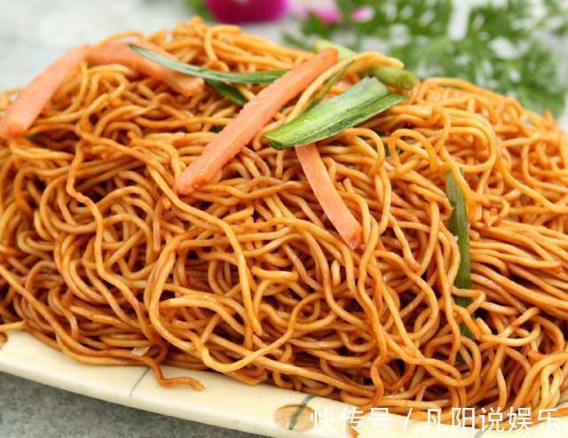 做炒面时,千万不要直接放入油锅,多加这一步,做好后好吃不粘锅