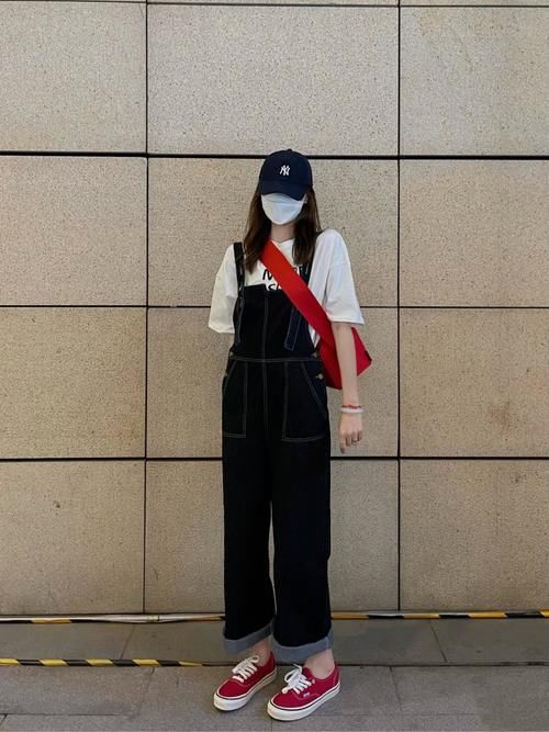 背带裤怎么穿才好看？这3种时髦又减龄的搭配法则，值得借鉴