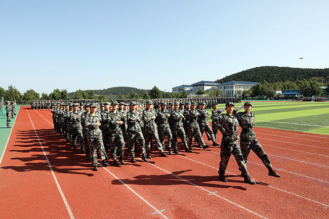 张振民|济南护理职业学院举行2021级学生军训成果汇报大会