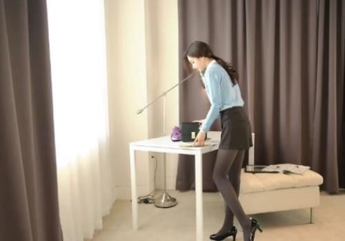 紧身裙|美女穿搭:紧身裙带给无尽的精彩和绚烂,增添了几分娇俏动人