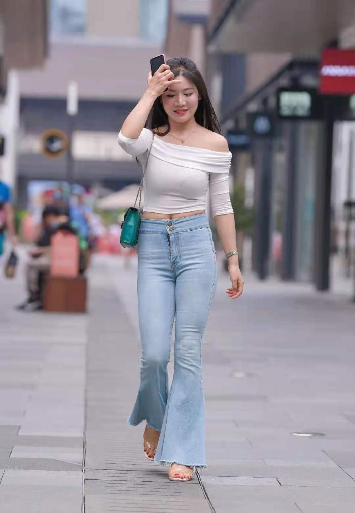 都市丽人|路人街拍，美女红色裙子搭配休闲开衫，很有些都市丽人的感觉
