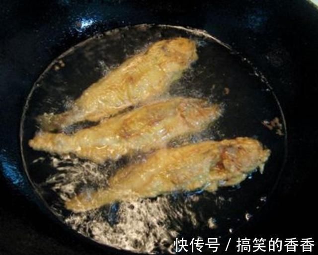 炸小黄鱼时，别只懂裹粉老厨娘说多加这一步，外酥里嫩，不腥