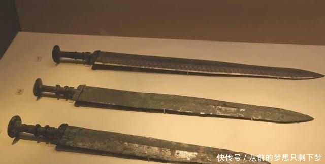 专家|水中古墓中藏着3001把宝剑，千年间无人能盗，专家抽干水发现玄机