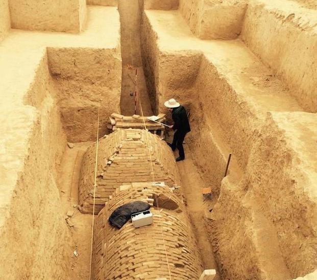 盗墓贼黑吃黑大墓内有斧头和头颅,原是墓外接宝贝的下黑手!