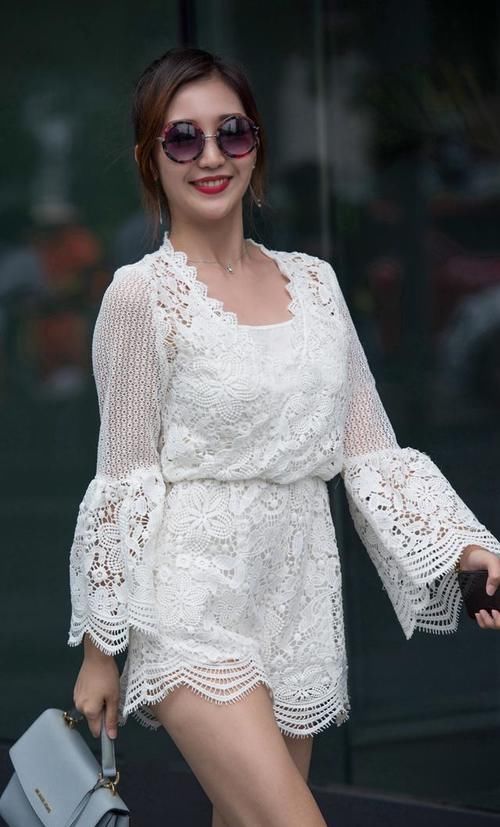 连体短裤 白色蕾丝连体短裤搭配一字带细跟凉鞋，展现优美身姿和迷人气质