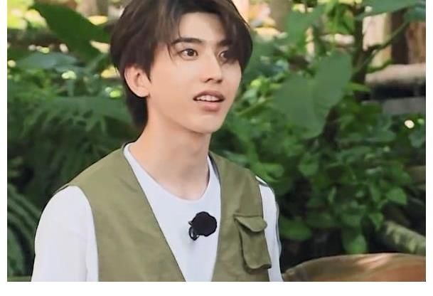 录《奔跑吧》不能有纹身，王嘉尔花式遮挡，原谅我笑出了声