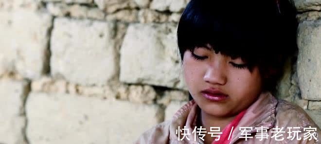 1岁半母亲去世,父亲入狱,上山找猪草的李勒优现在怎么样了?