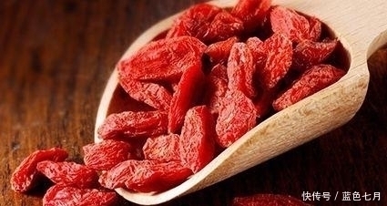 维生素e|枸杞到底是白天吃还是晚上吃?营养师建议你:别超过1个标准