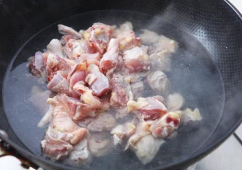 鸡汤|炖鸡汤别傻傻放那么多调味料，只放这一味，鸡汤原汁原味，贼好喝