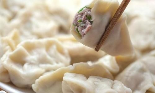 饺子|煮饺子时,千万不要水开就下锅,多加1步,饺子鲜香,口感好