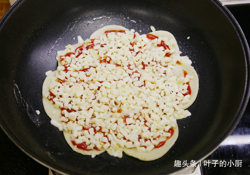 平底锅怎么做披萨不用揉面一次成功，几分钟就出锅，比买的还香
