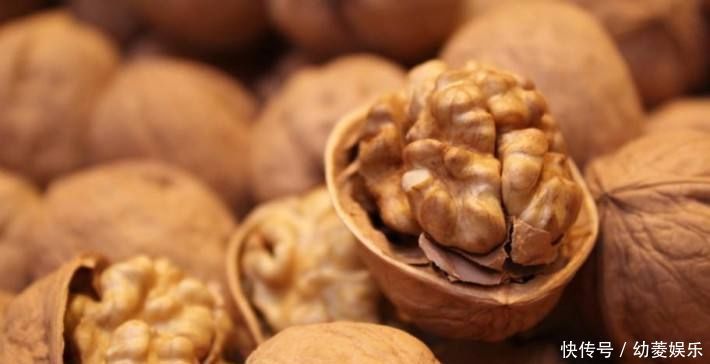 核桃加一物，胜过补药无数巧吃核桃能治4种病，不懂就亏大了