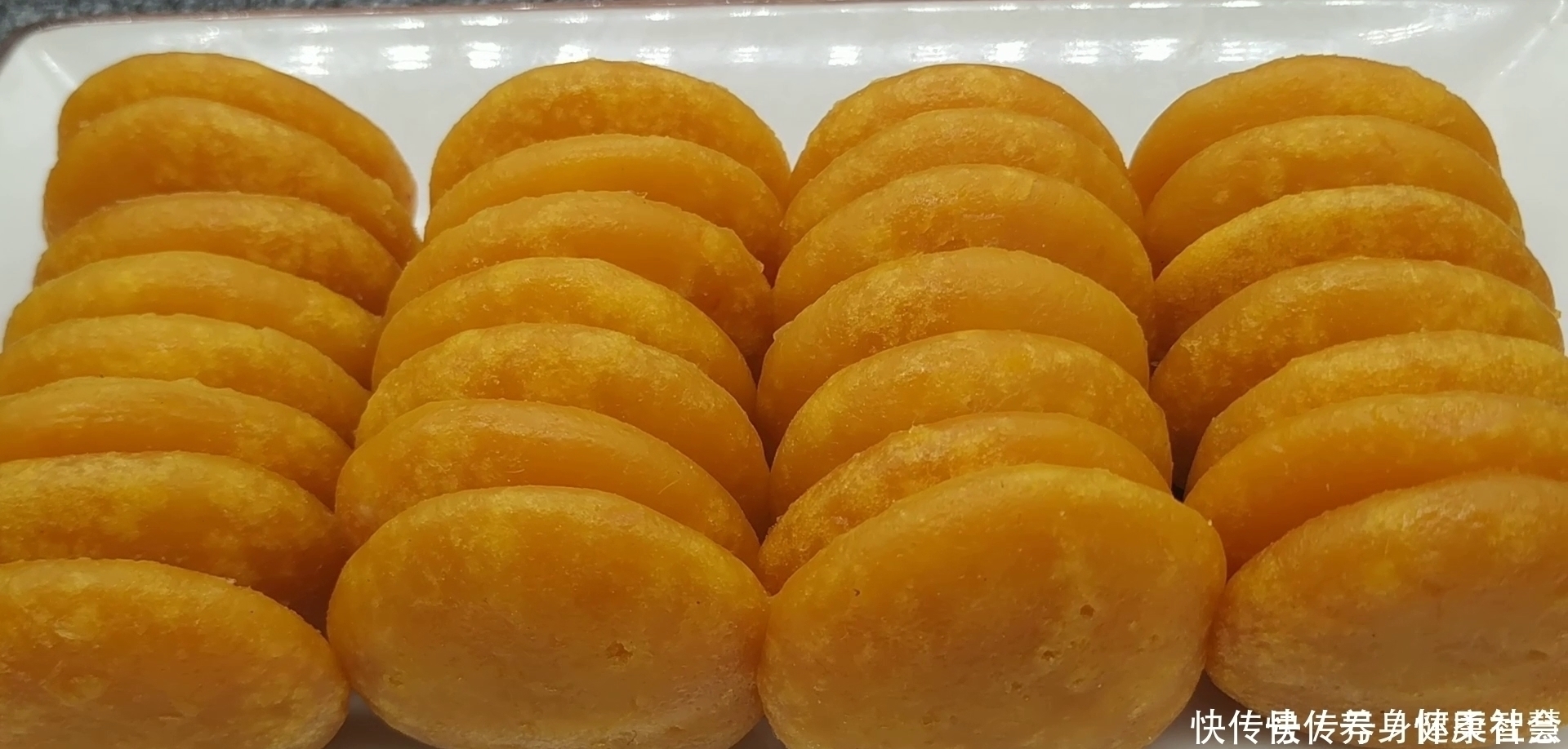 南瓜饼又出新做法了，无水无油，软糯香甜又劲道，全家人都爱吃