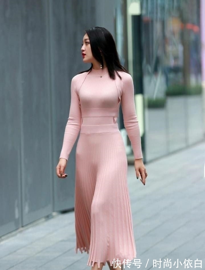 姐姐|姐姐才是“叠层”高手，粉色长裙简约低调，美得自然