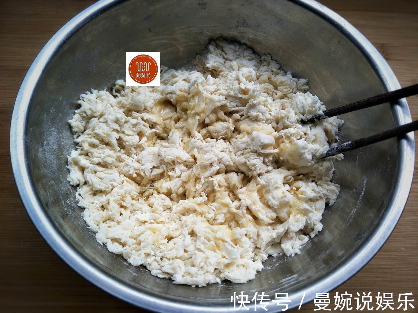 厨路|这样的韭菜盒子很少见,一抻一卷,皮薄馅大,层层酥脆,做法简单