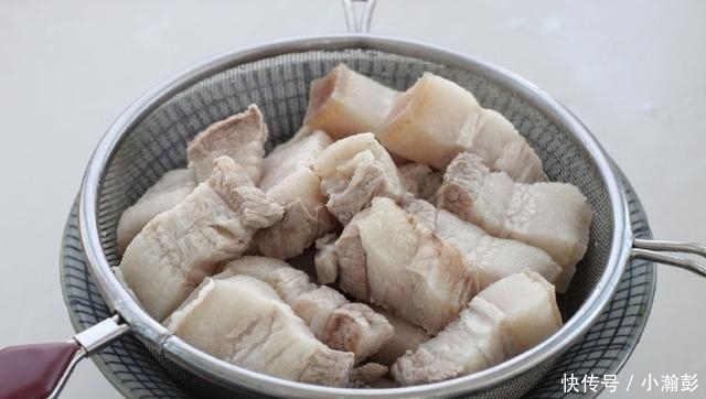 糖色|觉得红烧肉太油腻?有种不炒糖色不放油的做法,老人小孩都爱吃