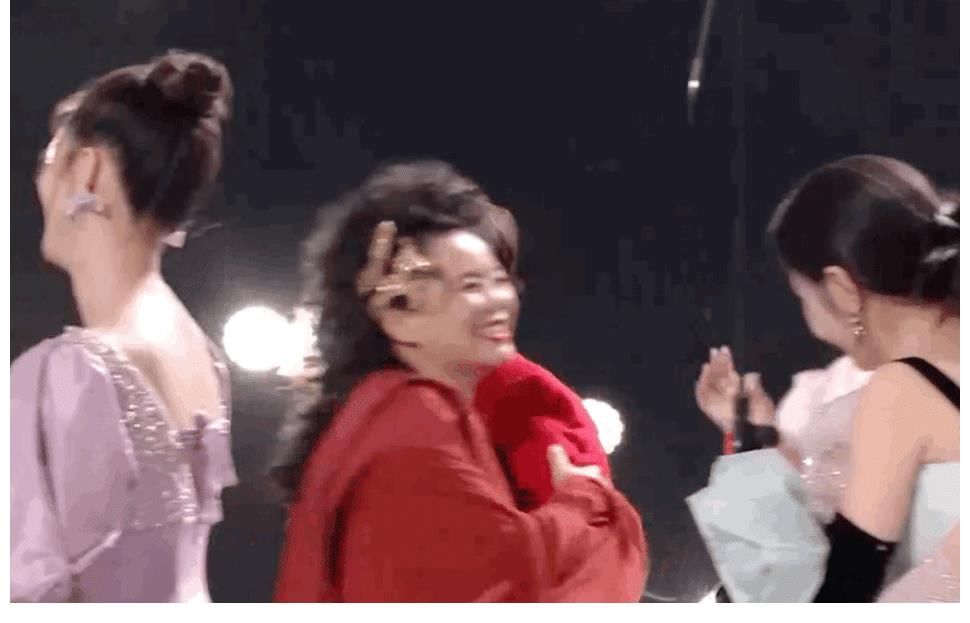 芒果台跨年拥抱最重要的人,何炅穿越人海拥抱她,龚丽娜太尴尬