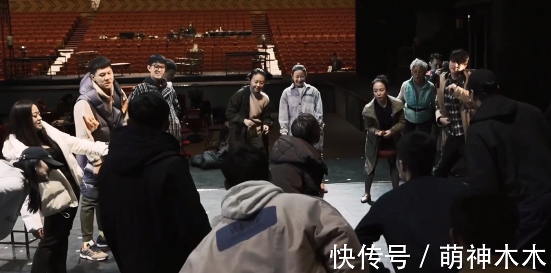 肖战|《如梦之梦》排练花絮曝光,肖战热心为同事拍背,认真学抱娃姿势