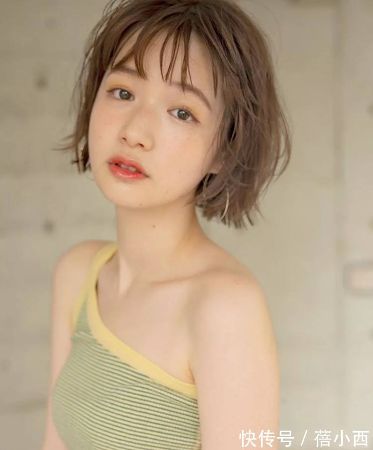 脸型|脸圆、脸大的女人,秋天换发型就换这4种短发,显脸小不止一圈