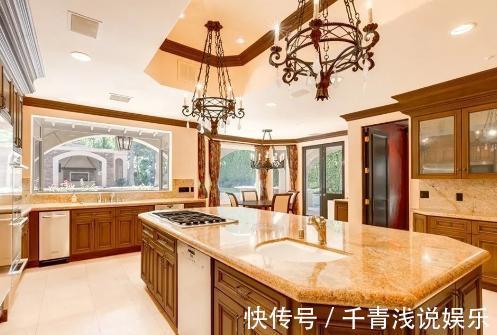 卫生间|带你参观董卿在国外的家，光卫生间就有十个，院子还设立露天厨房