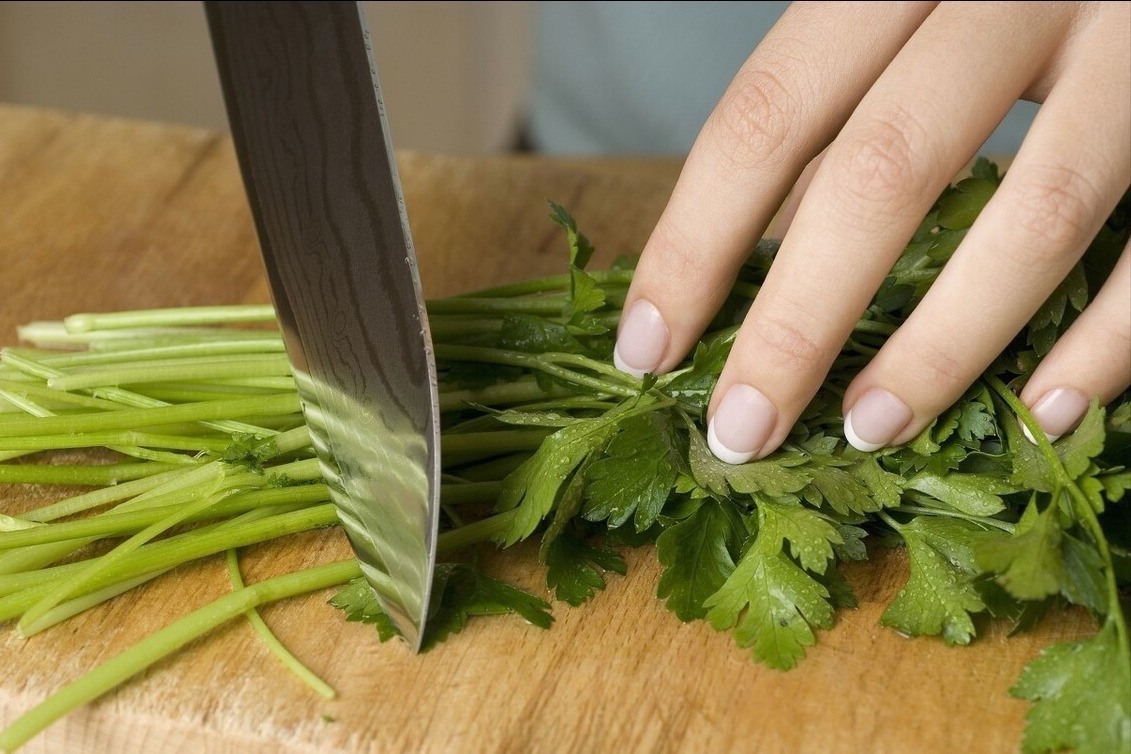 立秋|香菜吃不完,老农教你这样保存,放一年都不坏,颜色翠绿味道新鲜