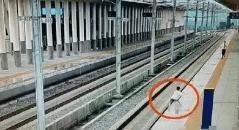 男孩儿|“我不买了,妈妈别打了”,6岁女孩痛哭求饶:失控父母到底有多可怕!