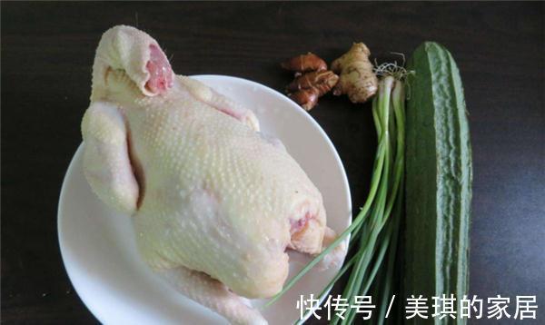 肉质|煮白切鸡时,掌握这个关键步奏,鸡肉又香又嫩,不腥不柴味道鲜