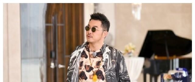 沙溢戴塑料项链,baby戴珍珠项链,看到蔡徐坤:偏心的太明显